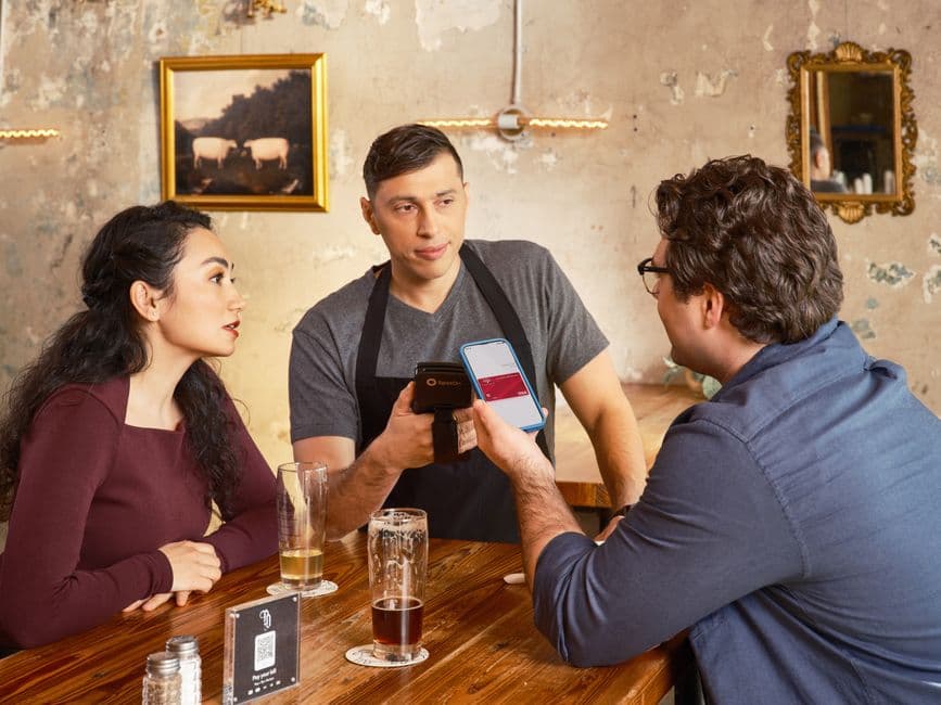 Zamawianie do stolika przez QR — jak wdrożyć je bez chaosu w restauracji