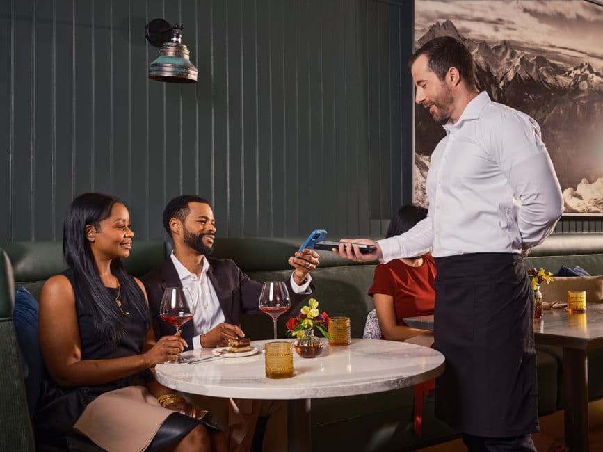 Płatności online w restauracji — jak wybrać rozwiązanie, które realnie zwiększa sprzedaż