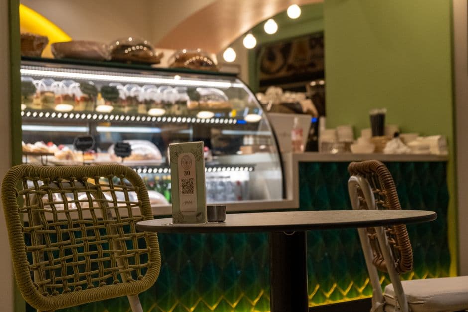 Menu QR dla restauracji: jak wdrożyć je tak, żeby faktycznie zwiększało sprzedaż