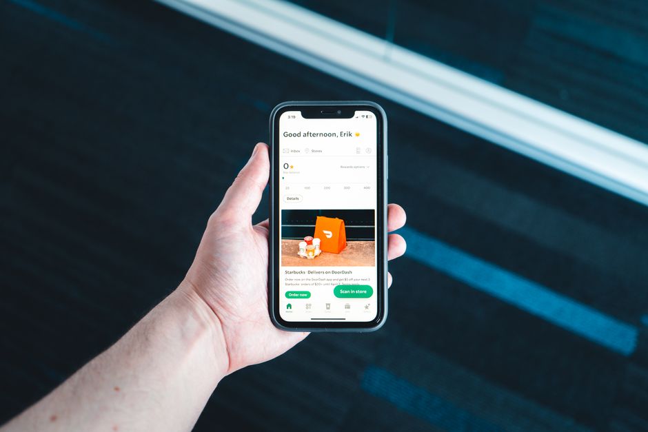 Zamówienia online w restauracji: jak zbudować system, który realnie zwiększa sprzedaż