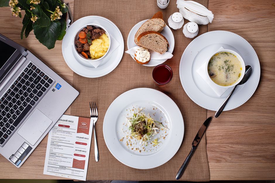 Strona internetowa dla restauracji — jak zbudować taką, która sprzedaje