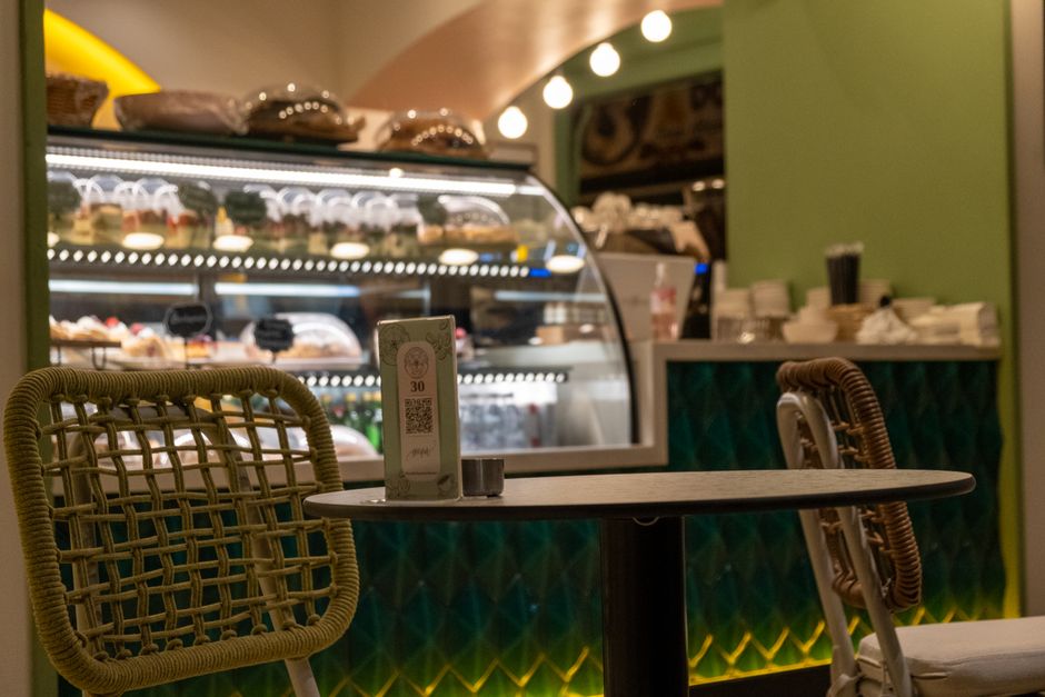 Menu QR dla restauracji: jak wdrożyć je tak, żeby faktycznie zwiększało sprzedaż